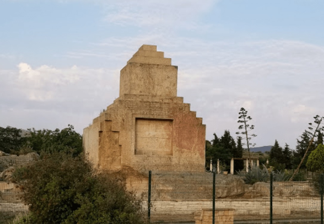 Pers Mezarı Anıtı
